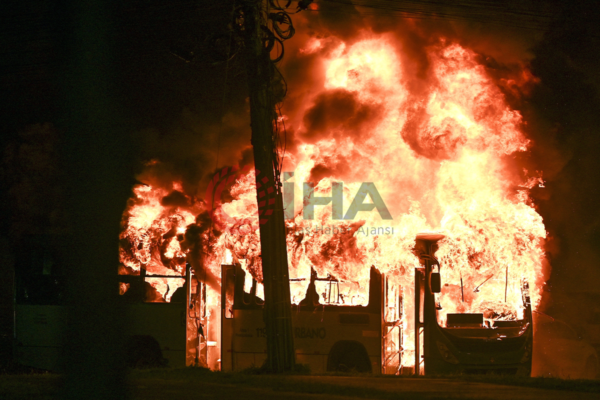 Brezilya’da Bolsonaro destekçileri, park halindeki araçları ateşe verdi
