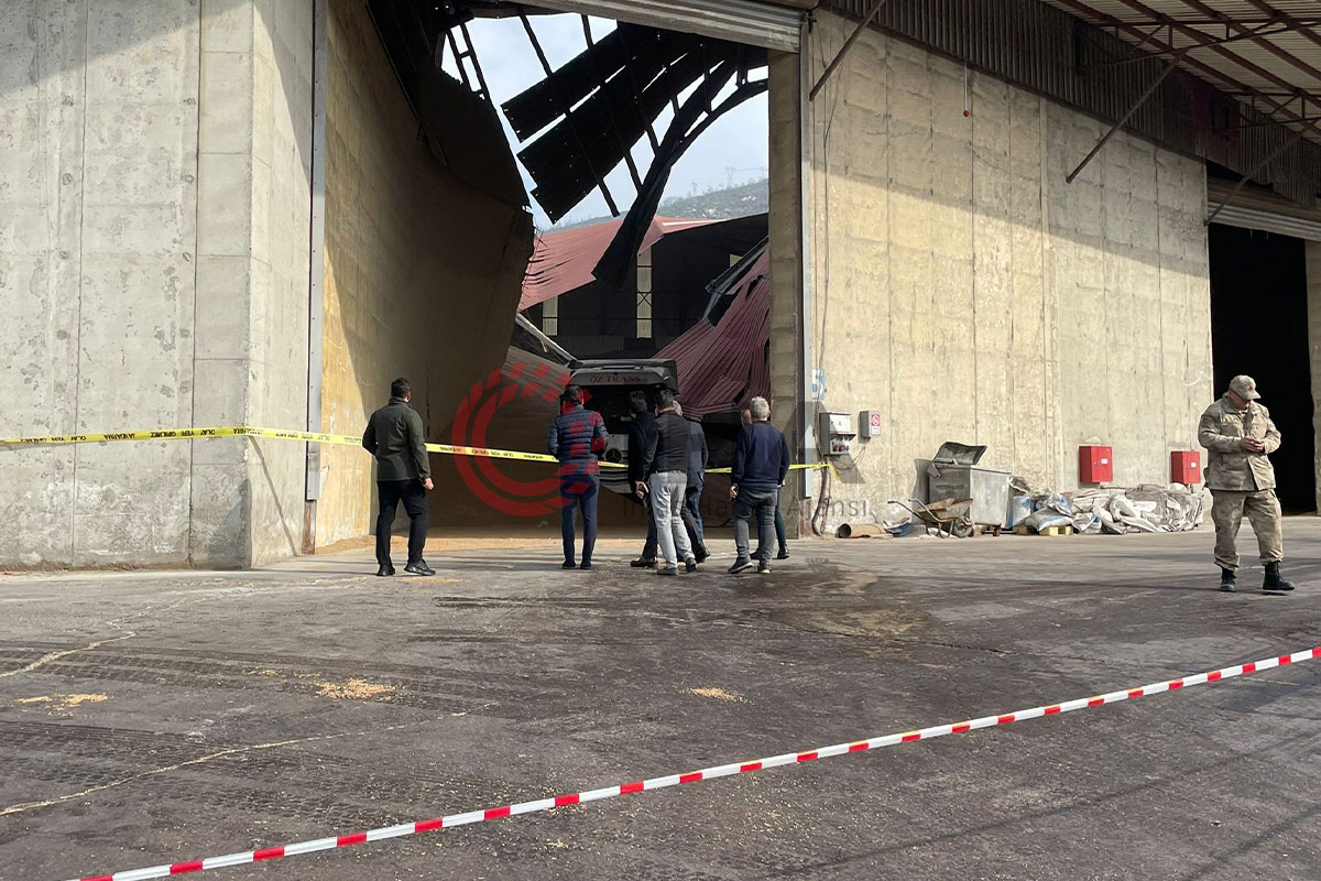 İskenderun'da antreponun çatısı çöktü, 2 işçi yaralandı