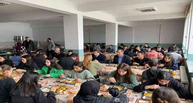 Yedisu Kaymakamı Başar, öğle yemeğini okulda öğrencilerle birlikte yedi
