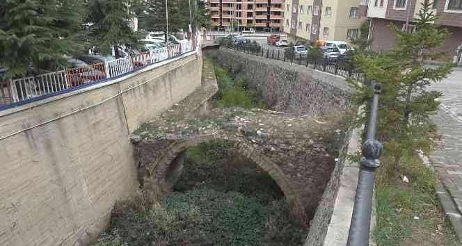 Gümüşhane’de 130 yıllık tescilli tarihi kemer köprü kaderine terk edildi
