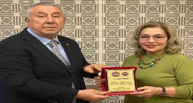 Serdar Ünsal’dan Azer Yaycılı’ya plaket