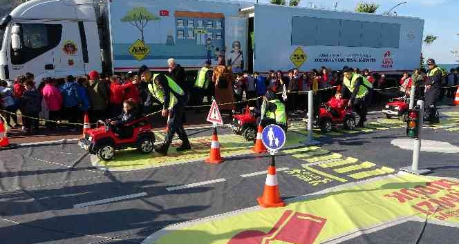 Jandarmanın mobil trafik eğitimi ile öğrenci ve yetişkinler bilinçlendirildi