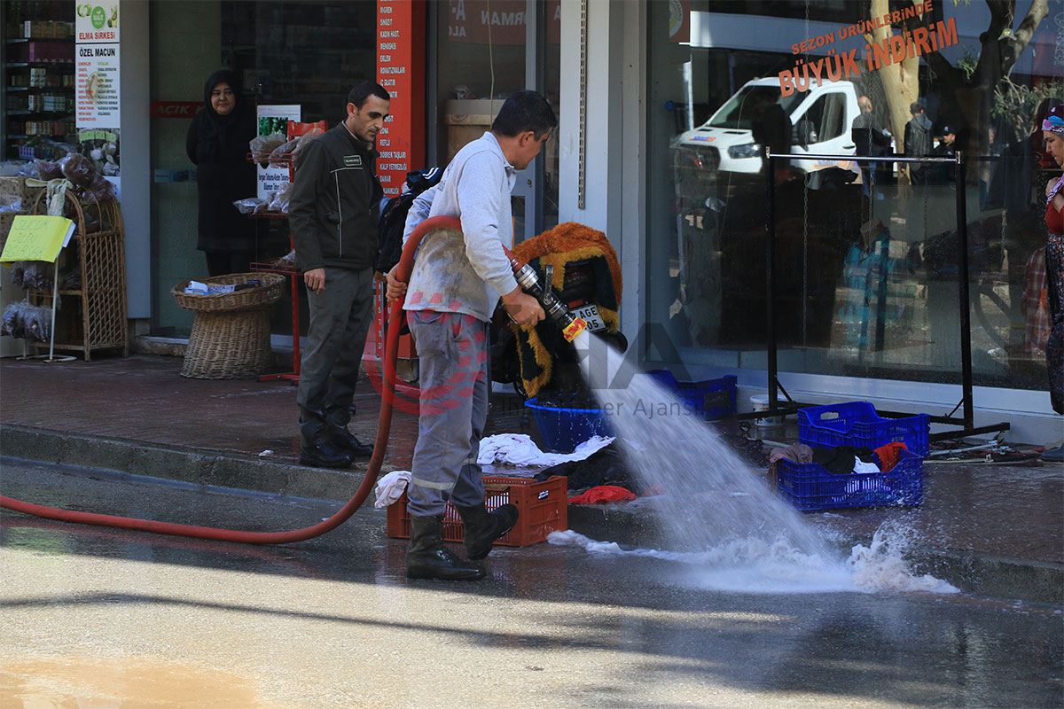 Kumluca’da selin izleri siliniyor