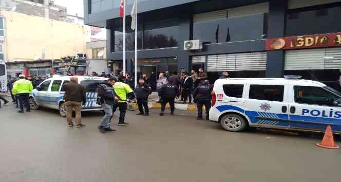 Adliye önünde husumetli iki grup arasında muştalı kavga: 4 yaralı