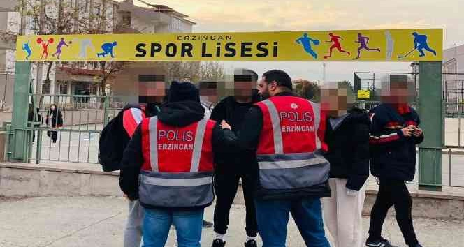 Polis ekipleri tarafından okul çevrelerinde denetimler sürüyor