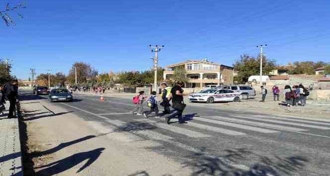 Trafik jandarmasından yaya ve sürücülere “Yaya önceliği” eğitimi