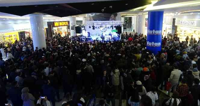 Mardian Mall’da düzenlenen konsere yoğun ilgi