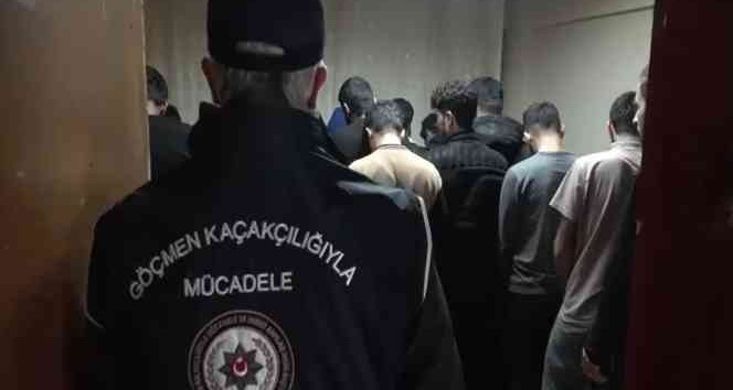 7 adrese eş zamanlı göçmen kaçakçılığı operasyonu: 91 düzensiz göçmen yakalandı