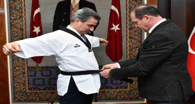 Tekvando Federasyonu Başkanı Şahin’den Vali’ye siyah kuşak
