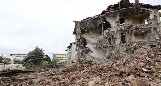 Başkan Kibar: "Yaptığımız yıkımlar ile ilçemizi estetik ve modern görünüme kavuşturacağız"