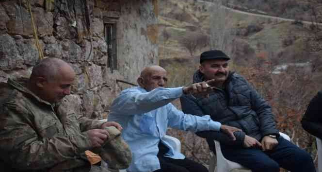 Vali Canalp, tarih kokan 127 yaşındaki Reşit dedenin evine konuk oldu