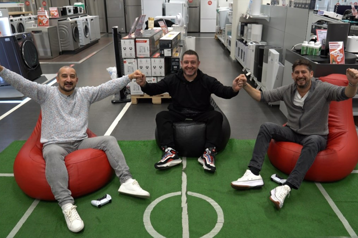 Eski milli futbolculardan oyun konsolunda gol düellosu