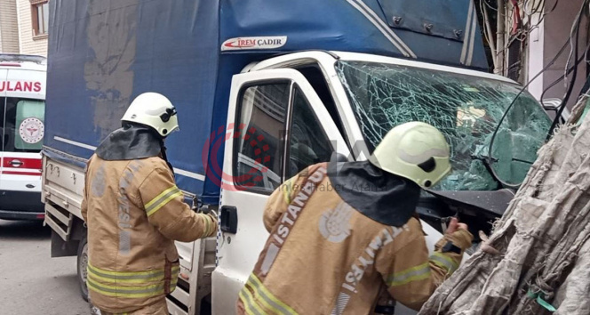 Kartalda sürücüsünün hakimiyetini kaybettiği kamyonet binaya çarptı: 2 yaralı