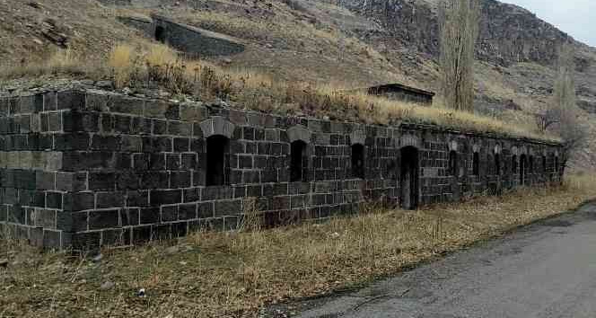Kars’ta tarihi hamam yıkılıyor