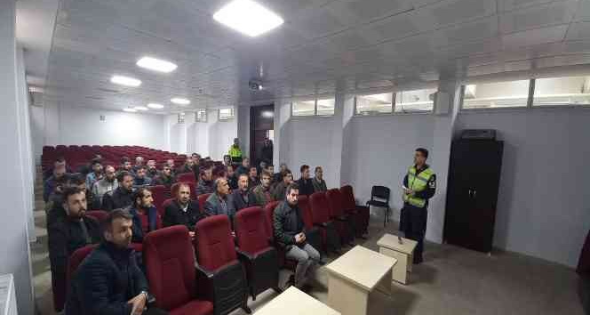 Trafik ekiplerinden okul servis şoförlerine seminer