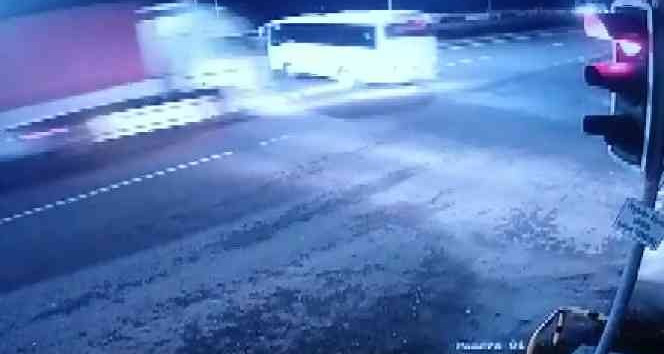 20 kişinin yaralandığı trafik kazası güvenlik kamerasına yansıdı