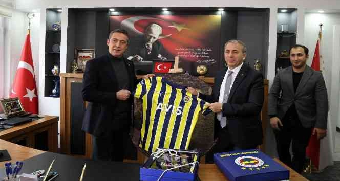 Fenerbahçe Kulübü Başkanı Koç’tan Müdür Kurt’a imzalı forma