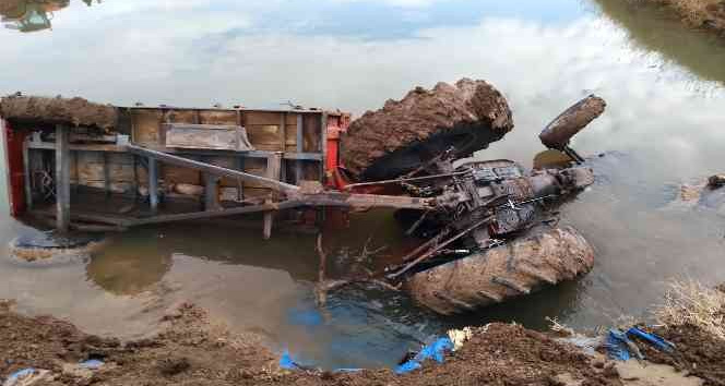 Traktör dereye yuvarlandı: 1 ölü, 1 yaralı