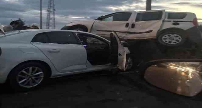 Ordu’da ticari araçla otomobil çarpıştı: 3 yaralı