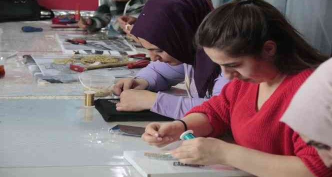 Tatvanlı kadınlar şehrin stresini filografi sanatıyla atıyor