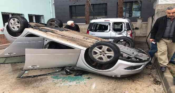 Fren yerine gaza bastı, otomobil okul bahçesine devrildi