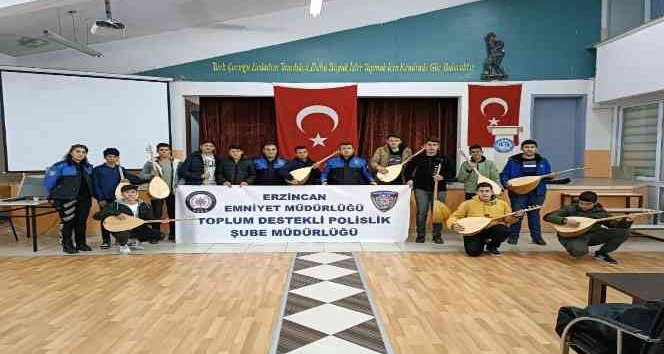 Polis ekipleri öğrencilere bağlama hediye etti