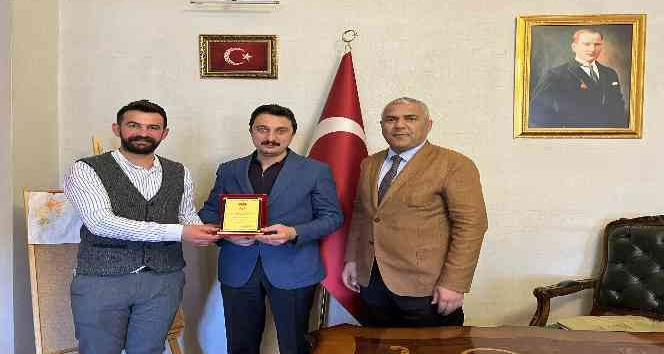 Kars 36 Spor yönetiminden Alibeyoğlu’na plaket