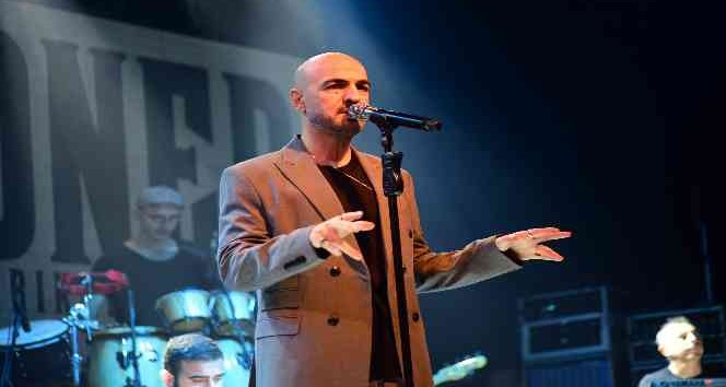 Soner Sarıkabadayı’nın Bursa’da sevenleriyle buluştu