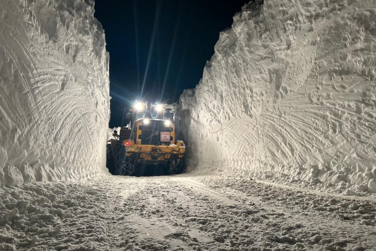 Yüksekova'da 6 metreyi geçen kar tünelleri şaşırtıyor