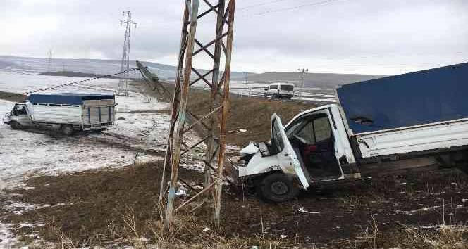 Ardahan’da 2 kamyonet çarpıştı: 4 yaralı