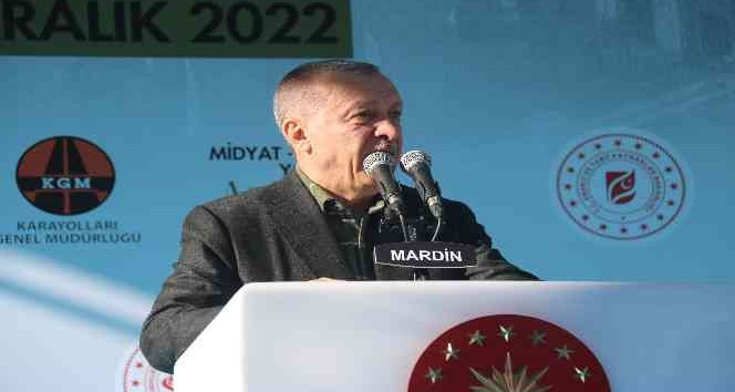 Cumhurbaşkanı Recep Tayyip Erdoğan: “Sordum, resmi rakam nedir dedim. Dediler ki 75 bin kişi meydanda. Bu 2023’e yürüyüşün coşkulu adımıdır.”