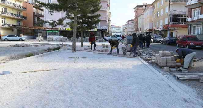 Karaman Belediyesinin asfalt, kaldırım ve park çalışmaları devam ediyor