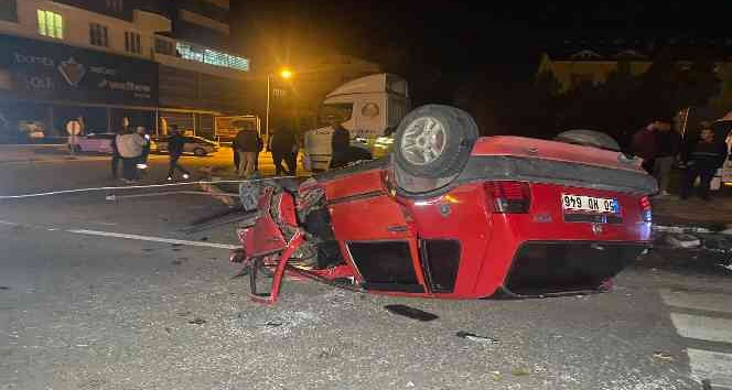 Nevşehir’de otomobilin aydınlatma direğine çarpıp devrildiği anlar kamerada