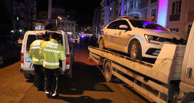 ’Dur’ ihtarına uymayan ehliyetsiz sürücü polis aracına çarpınca yakalandı