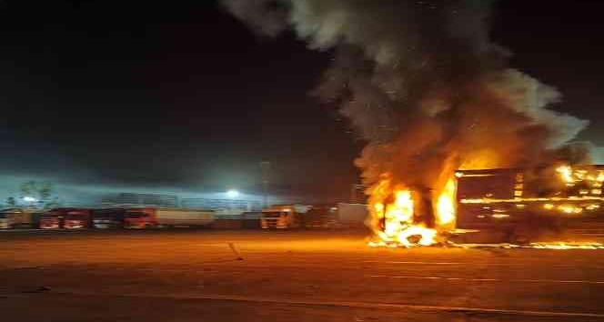 Kapıkule Sınır Kapısı’nda bekleyen tır alev topuna döndü