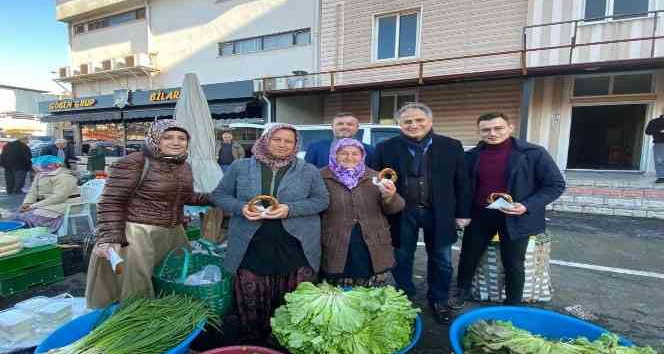 AK Partililer yerli malı haftasında vatandaşlara simit dağıttı