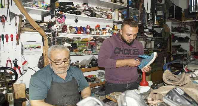 4 kuşak ata mesleği ayakkabıcılığı babası ile birlikte yapıyor