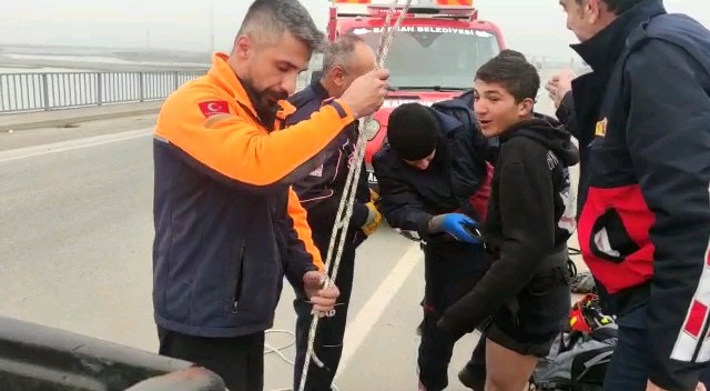 Batman Çayı’nda mahsur kalan kedi için gitti, kendisi mahsur kaldı