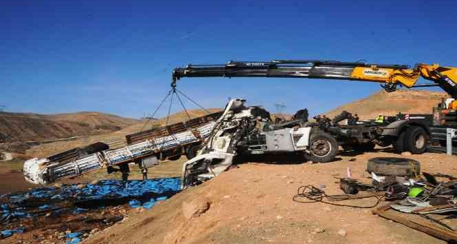 Cizre’de kömür yüklü tır şarampole devrildi: 2 yaralı