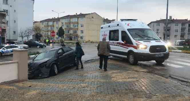 Direksiyon hakimiyetini kaybetti, bahçe duvarına çarptı