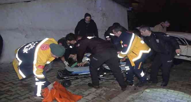 Takla atan otomobil alt sokaktaki aracın üstüne düştü, sürücü ağır yaralandı