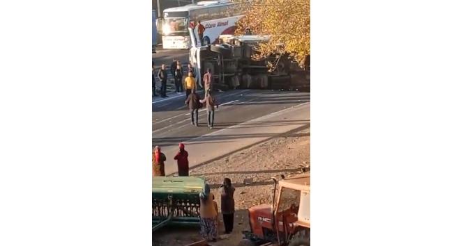 Tır sürücüsü direksiyon hakimiyetini kaybetti, önce çocuğa çarptı sonra yan yattı: 1 ölü, 1 yaralı