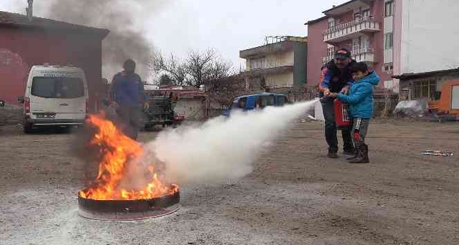 AFAD görevlileri, vatandaşları ’afet’ olaylarına karşı bilinçlendiriyor