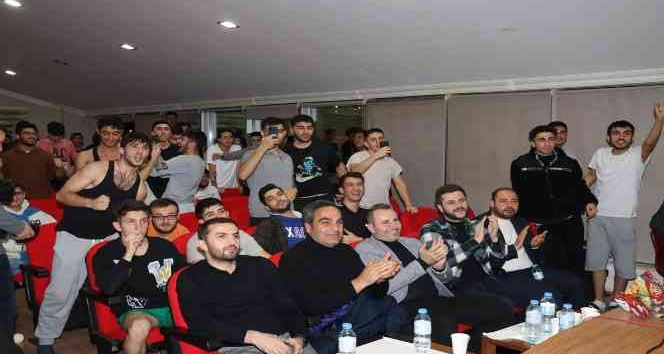 Tutuk, Dünya Kupası finalini üniversite öğrencileriyle izledi