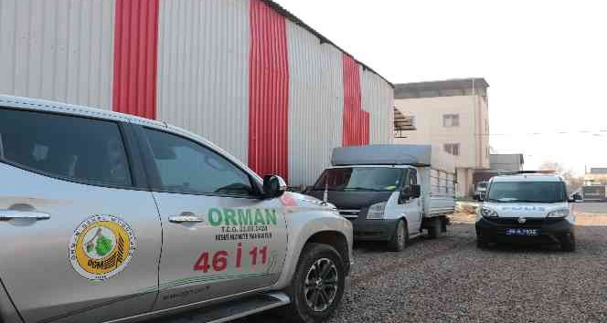 Ağaçları kesti, yakalanacağını anlayınca aracı bırakıp kaçtı