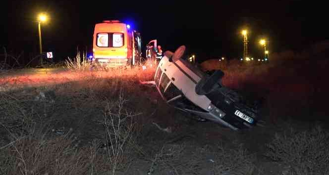 Takla atan otomobil şarampole devrildi