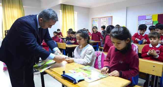 Vali Buhara, eğitim alan göçmen çocuklarla bir araya geldi