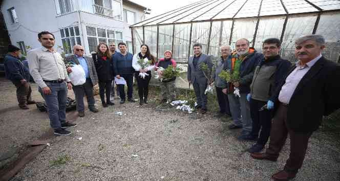 Gökçeada’da 6 bin 410 aşılı fidan toprakla buluşturulmak üzere üreticilere dağıtıldı