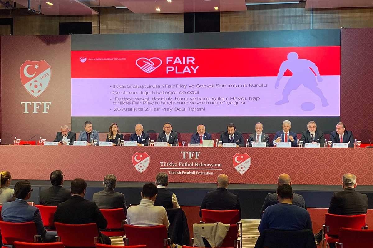 TFF Başkanı Mehmet Büyükekşi: &#039;Hakemin yanına fazladan gelen oyuncuya para cezası vereceğiz&#039;