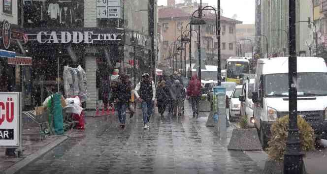 Aksaray’a mevsimin ilk karı yağdı